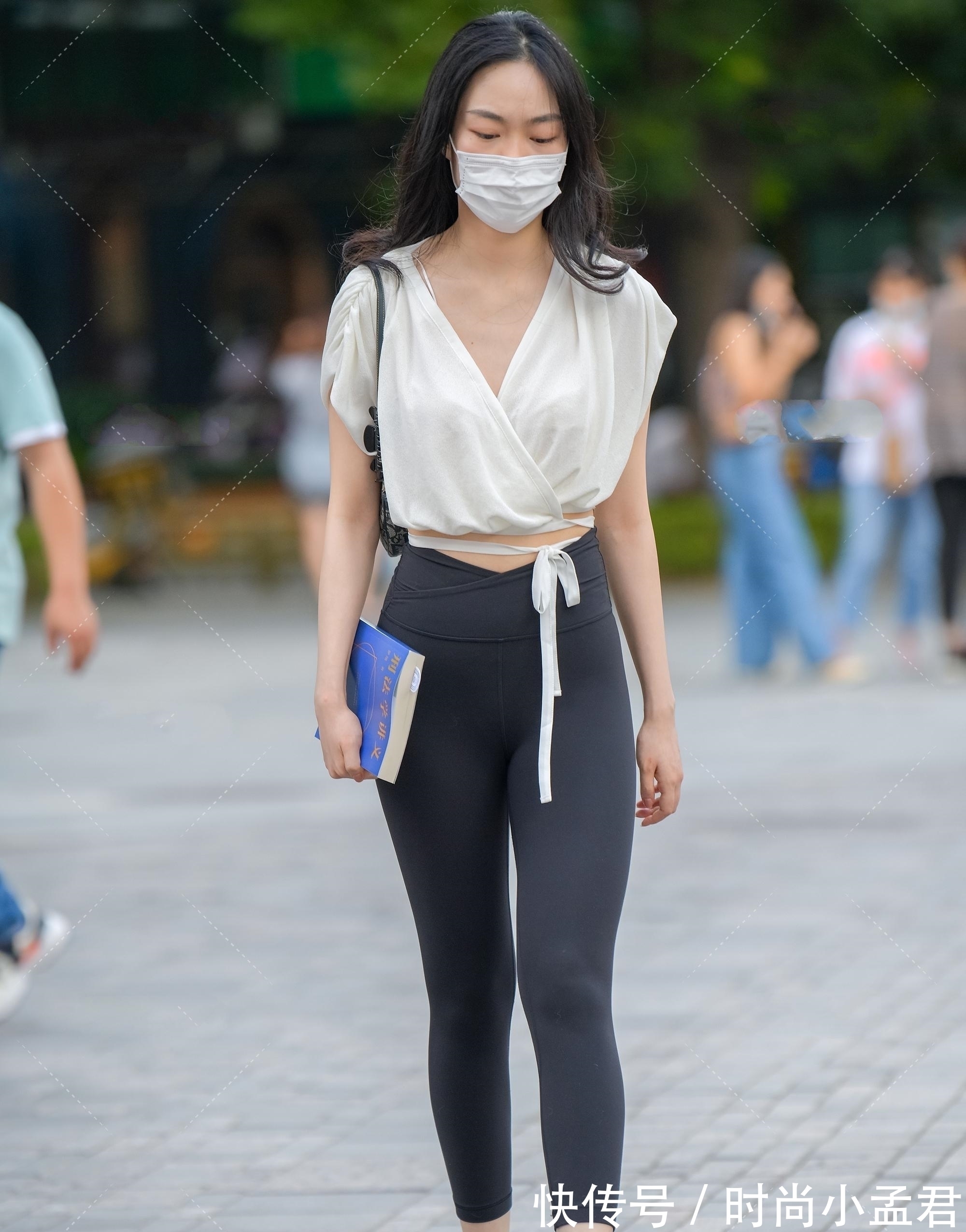 穿搭 雪纺短衫搭配紧身长裤,洒脱随意放荡不羁,带着颓废风的仙女穿搭