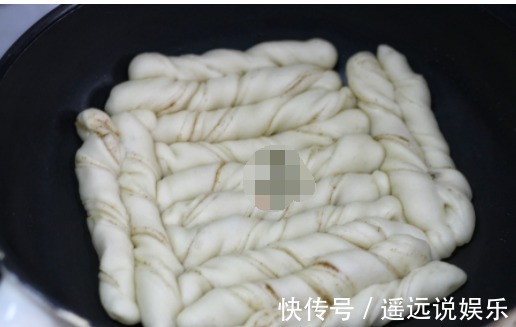 好吃|花卷新做法，简单一做就特好吃，底酥脆上暄软，比蒸着吃香多了