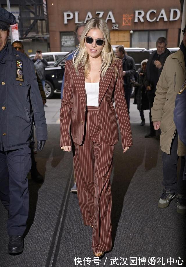 穿搭 别穿条纹衫了,今年流行的是“条纹长裤”,显瘦减龄,轻松上档次