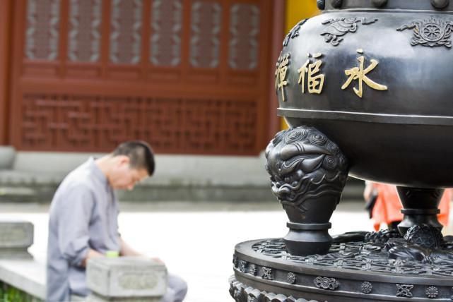 紧挨灵隐寺还有一座寺庙，1600年历史还不用门票，很多游客不知道