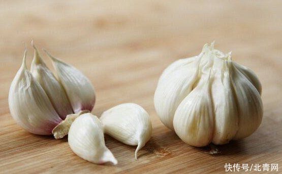 为何大蒜是生活里不可或缺的食材?除了降低癌症风险,还能防止感冒