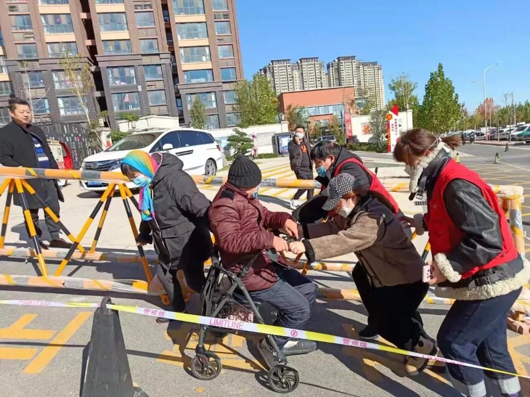 核酸|高新区全员核酸检测进行时 那一抹红，暖心，安心！