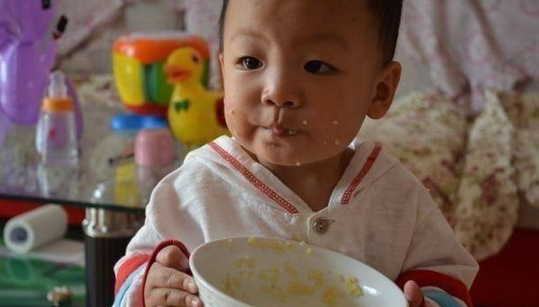 喝水|劝告宁可孩子渴着,3个时间也不要给娃喝水,容易积食不长个