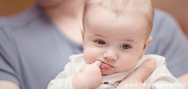 喂养|宝宝有以下表现,宝妈该停止喂奶了,继续下去可能会伤其脾胃