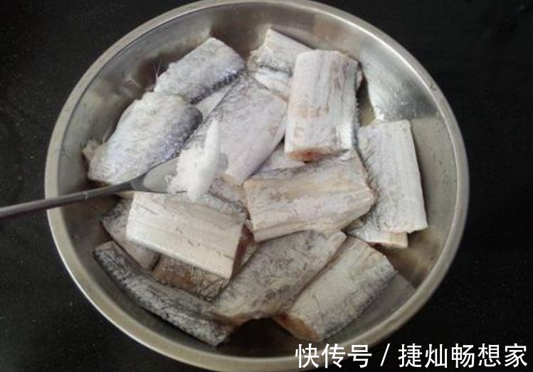 配比|炸带鱼怎么做才好吃牢记“挂糊”配比,带鱼酥脆,味道香