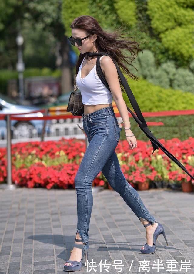 女人味|街拍气质美女穿一身白色服装,展现窈窕身姿,优雅成熟的女人味