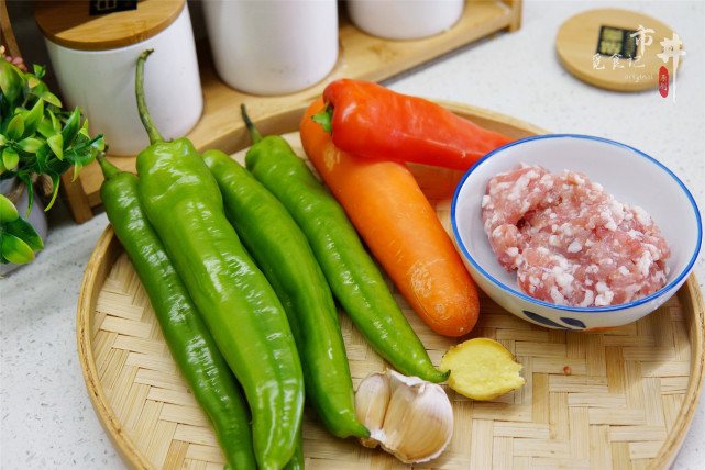  年夜饭上加盘“一帆风顺”，几个青椒蒸一蒸，鲜香解馋，寓意好