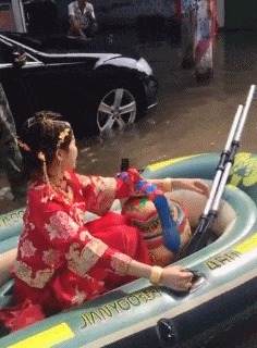 |搞笑GIF:女人就像是一把沙子 不管你怎么抓都会漏的