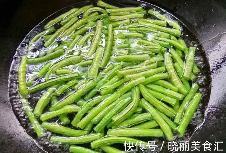 凉拌豆角|做凉拌豆角,记住两个技巧,豆角更翠绿更脆嫩,比炒豆角都好吃