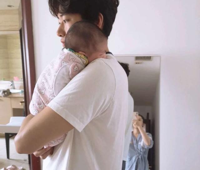 萌萌|竖抱孩子“歪脖子”其实竖抱宝宝好处多,新手爸妈快来涨知识