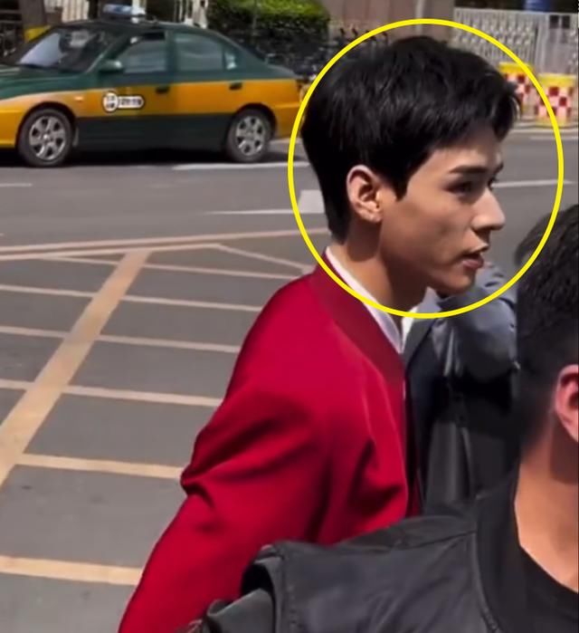 龚俊彩排遭围堵，穿大红西装太亮眼，无精修下颜值让人看呆