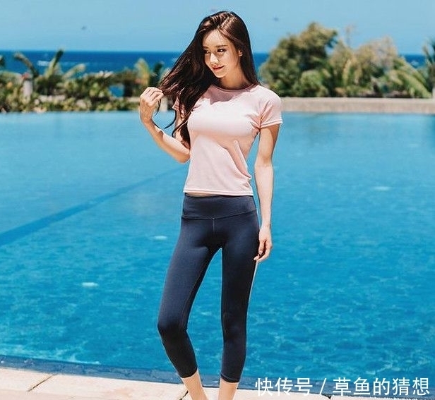  曼妙|街拍美女：阳光朝气的打底裤美女，曼妙身材，靓丽出众！