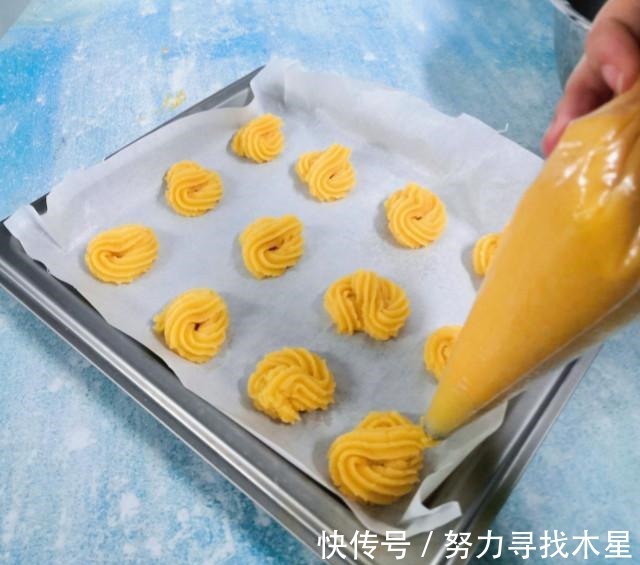 原味曲奇饼干，酥脆香甜，自己吃送人都不错！