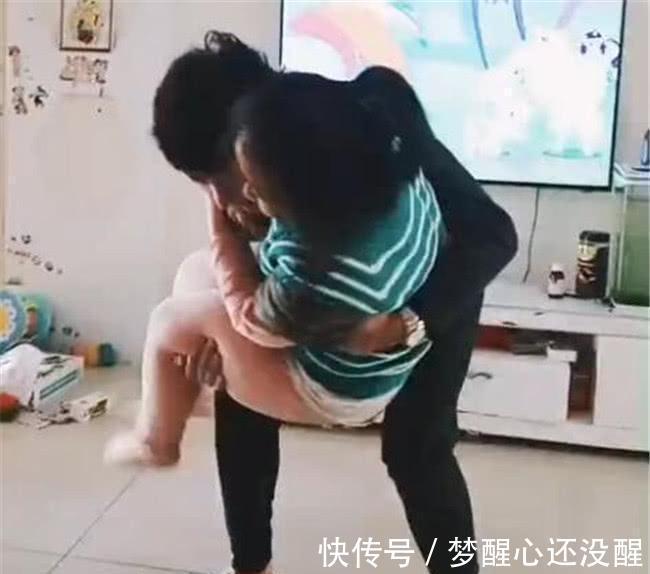 e20|5年级女儿考试第一名,想要爸爸抱却被现实打败,妈妈在一旁抹泪