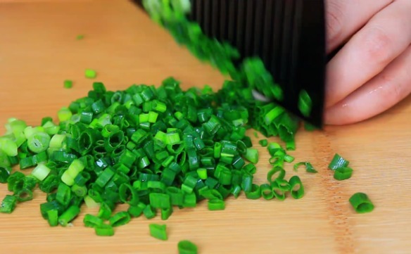 葱花饼到底是发面还是烫面?原来这样做最好吃,香酥可口真解馋