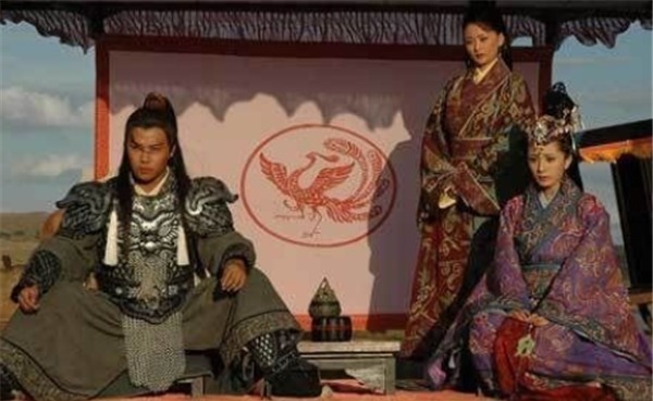 妃子|皇帝打猎遇野熊，侍卫都惊慌逃命，妃子只身挡住，皇帝：你不怕吗