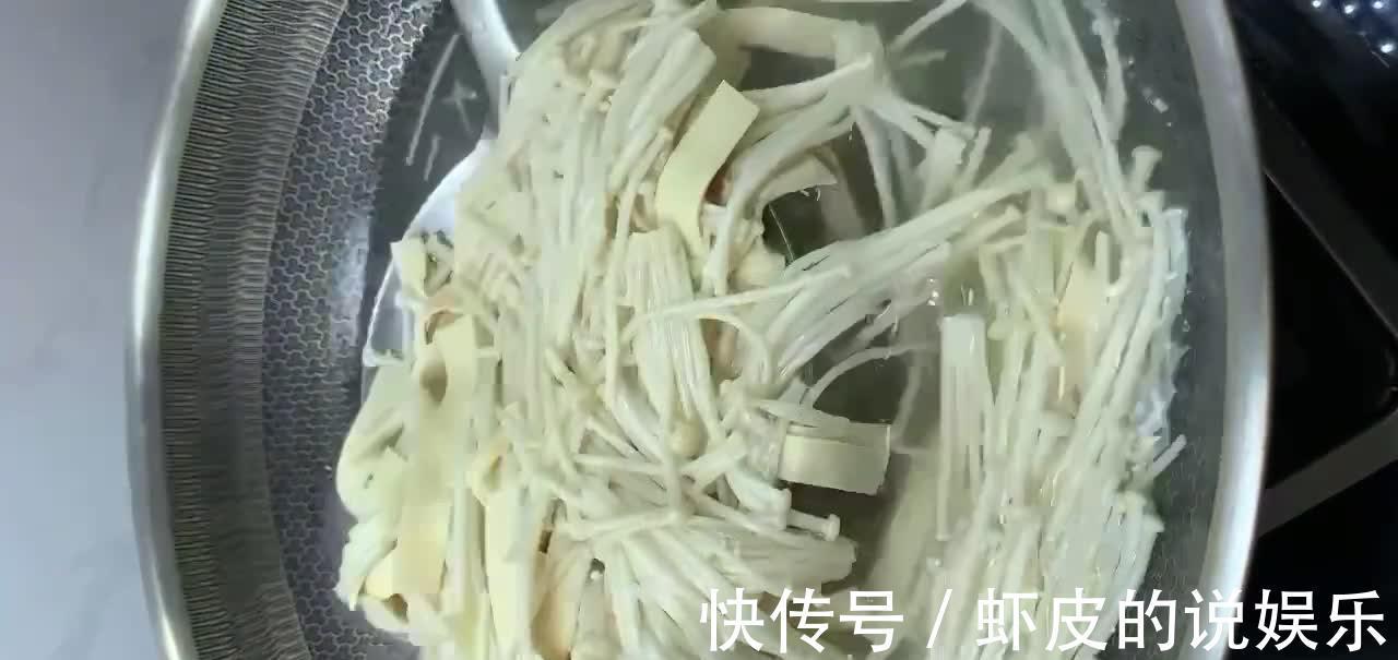 金针菇豆腐皮烧韭菜,汤鲜味美香辣入味,韧中带脆,既好吃又下饭