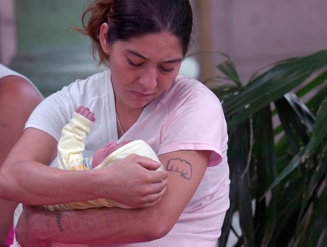 姿势|宝爸第一次抱娃,奇怪的姿势又增加了,奶奶:抱个炸弹也不过如此