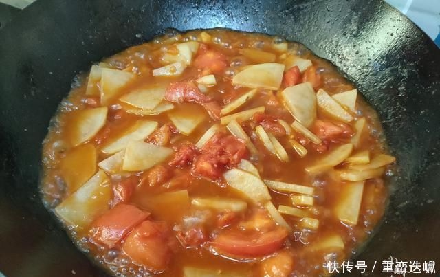 汤汁|土豆和西红柿一起炒,原来这么好吃,米饭煮少了不够吃,太下饭了