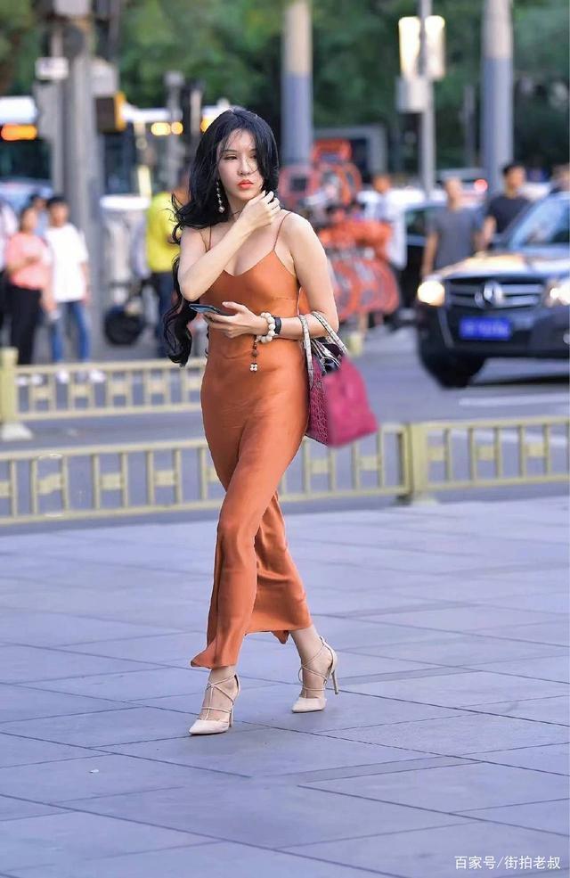 “小粗腿”不要担心了,连衣裙可以修饰腿型,让美丽与你同行