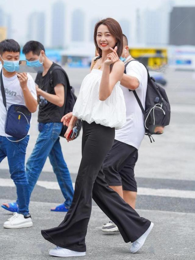 喇叭裤|美女街拍：黑色和白色的经典搭配，设计感十足，尽显年轻时尚感