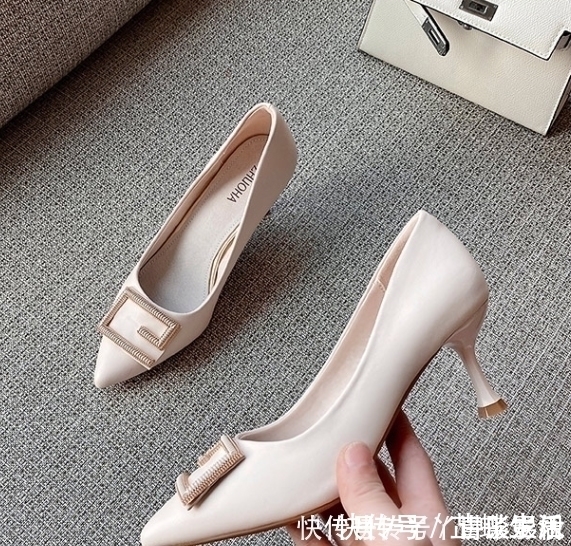 稳健 穿细跟鞋怕崴脚,穿粗跟鞋嫌不好看,4款优雅迷人的酒杯跟试试看