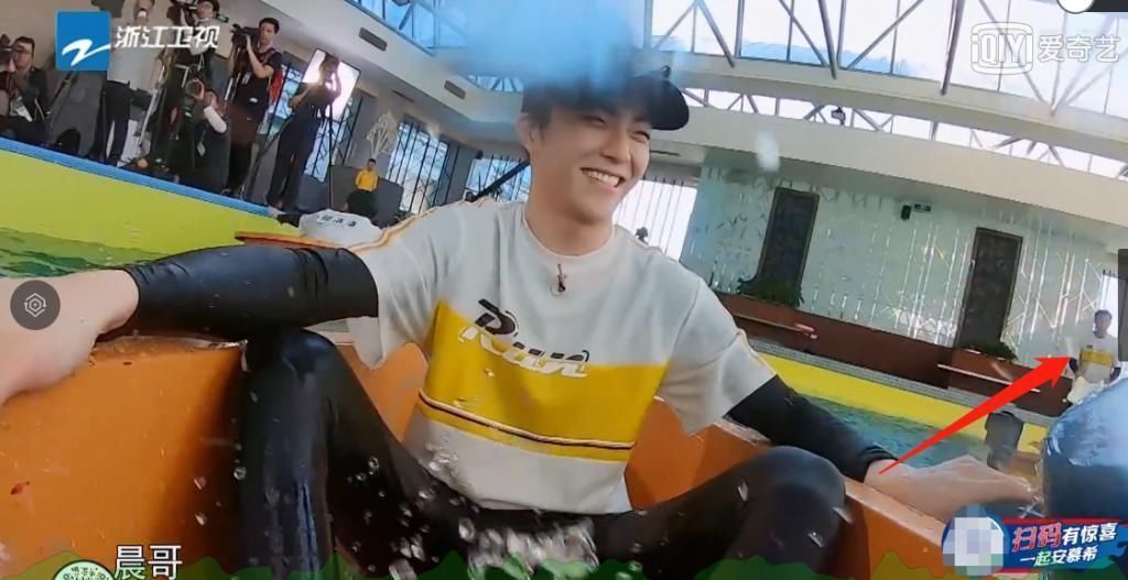 何洛洛|蒋依依生理期坚持录制跑男却遇水上游戏,一旁郑恺的反应才是亮点