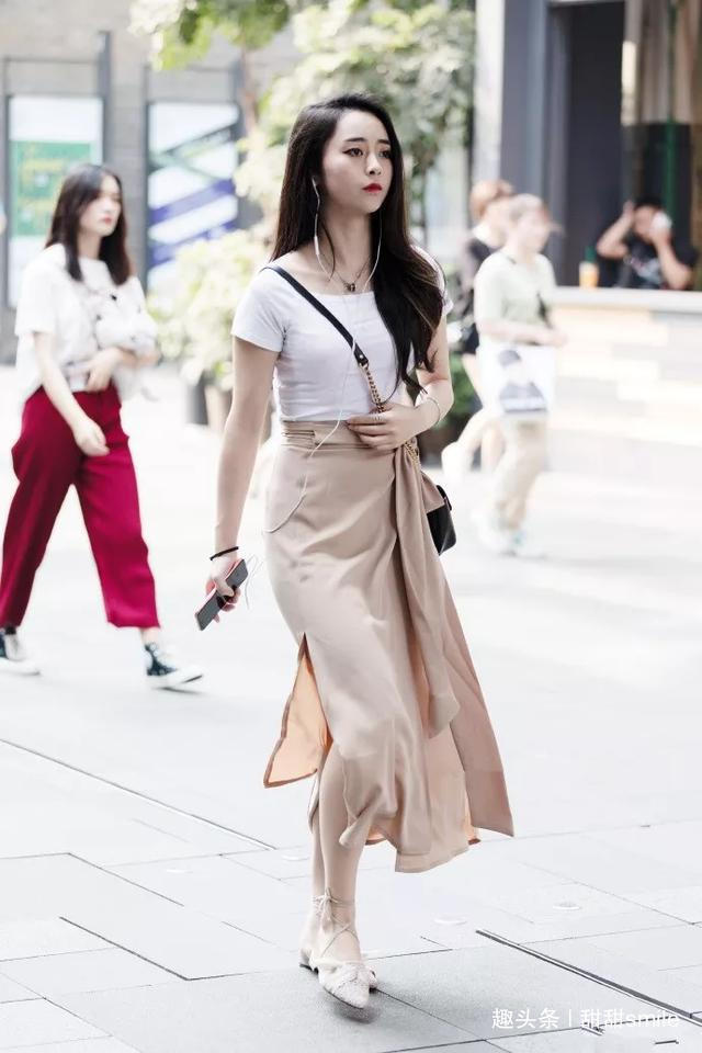 时尚 小姐姐一双红色的高跟凉鞋,让她的黑色搭配也带着一种靓丽的时尚