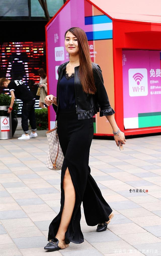 仅仅是多了一道开气,美女的长裤就穿出新感觉,时尚就是拼细节