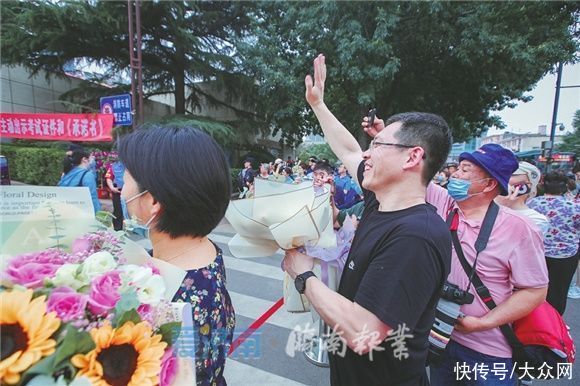 刘强|陪考家长送花渐成风尚，高考期间鲜花“量价齐涨”