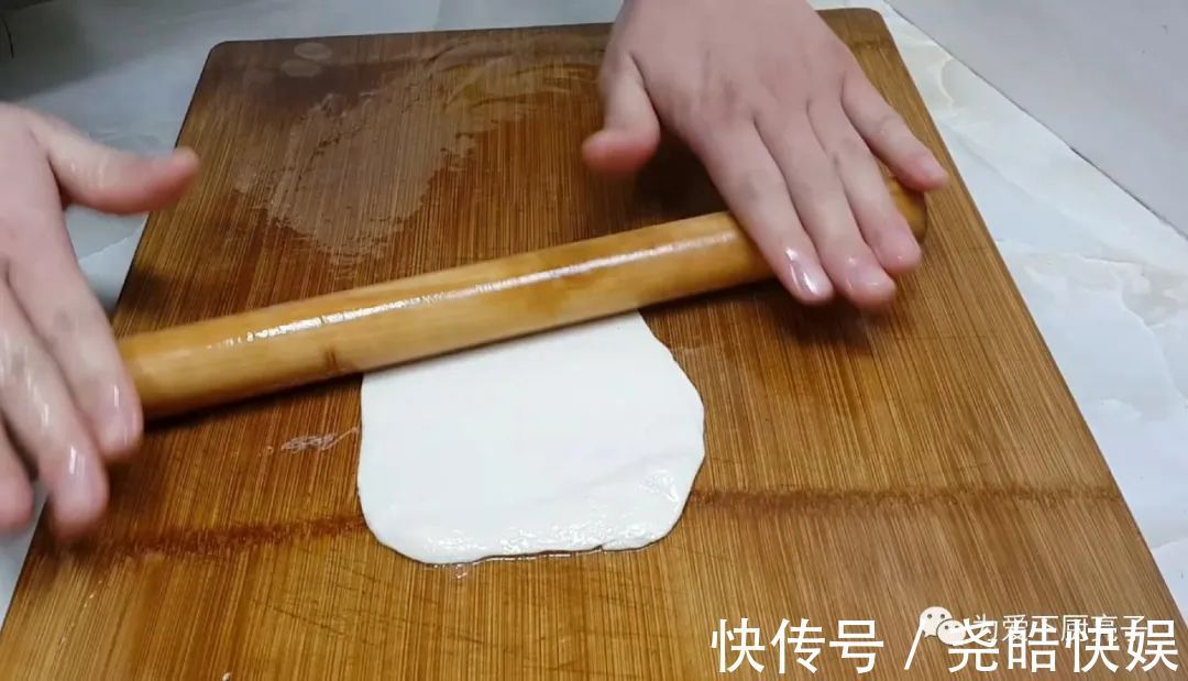 1袋牛奶,4勺面粉,不用一滴水,个个金黄酥脆,出锅孩子都抢着吃