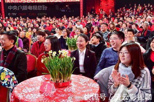 伴舞者|春晚不对外售票，那么现场观众席坐的都是什么人他们身份不简单