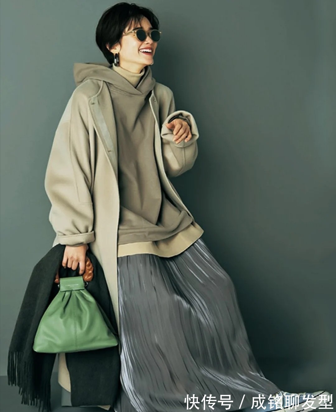 时尚|“大衣+打底衫”已过时了!今年流行这三种穿法,保暖时尚两不误