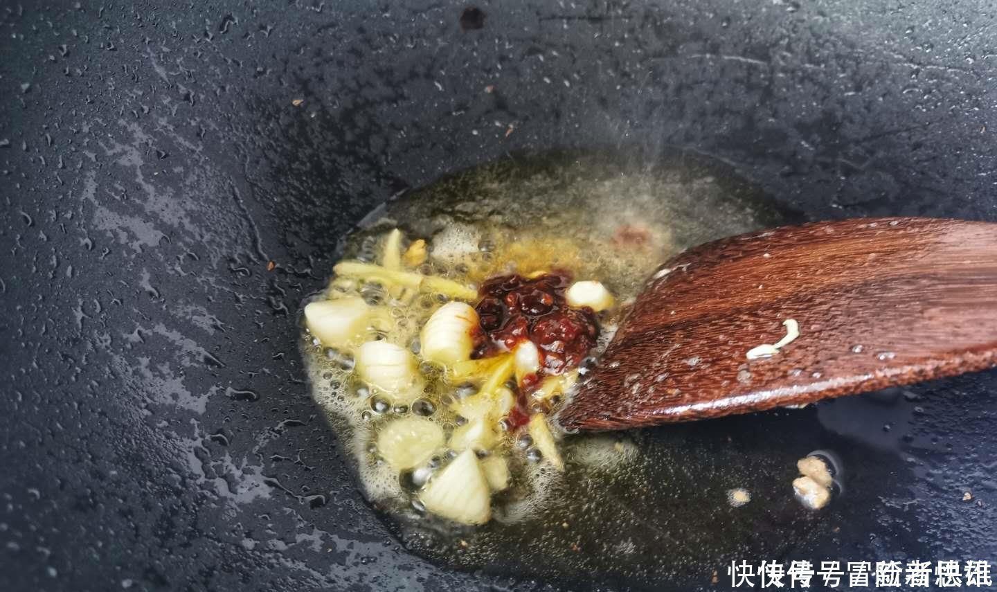 养生|鸡蛋豆腐新吃法，咸鲜香嫩的下饭菜，老人吃了养生，孩子吃了健脑