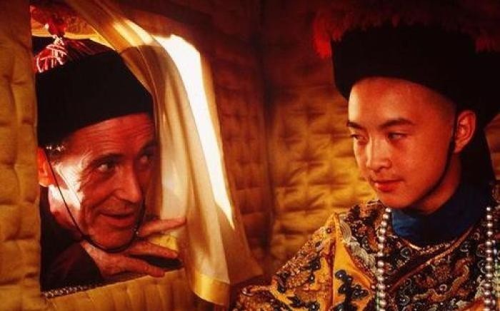 口红|溥仪半夜吃“河车丸”，发现贴身侍卫嘴角有口红，揭开一桩皇室丑闻