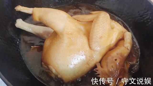鸡肉|吃了30几年的鸡，这做法最好吃，整只鸡丢进锅里，全家人抢着吃