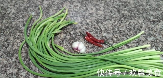 凉菜|凉菜只会拍黄瓜？教你这菜，撕成条就上桌，比黄瓜好吃，过瘾