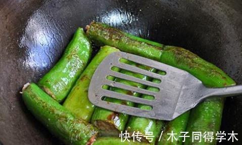 干煸|教您虎皮青椒的烹饪技巧,9成人少了这1步,难怪青椒不起皮不入