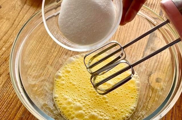 电饭锅蛋糕怎么不湿不粘还蓬松,配方和雷点依次总结,想失败都难