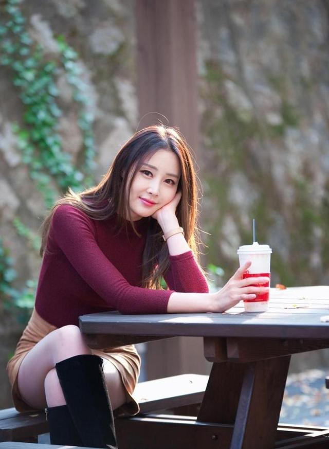 青春|美女街拍:红色保暖衫搭配浅黄色短裙,时尚复古,青春减龄