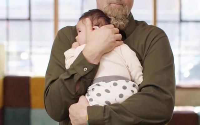 月龄|新生儿骨骼柔软，不同月龄抱法不同，家长抱姿不正确是大忌