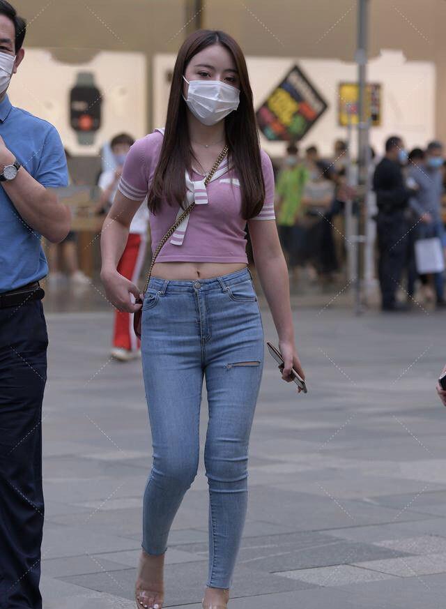 街拍|街拍:小姐姐另类粉紫色水手服,搭配性感破洞裤,成熟与可爱并存