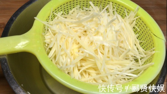 炒土豆丝时，先用水冲就错了！教你饭店大厨的诀窍，脆嫩不粘锅