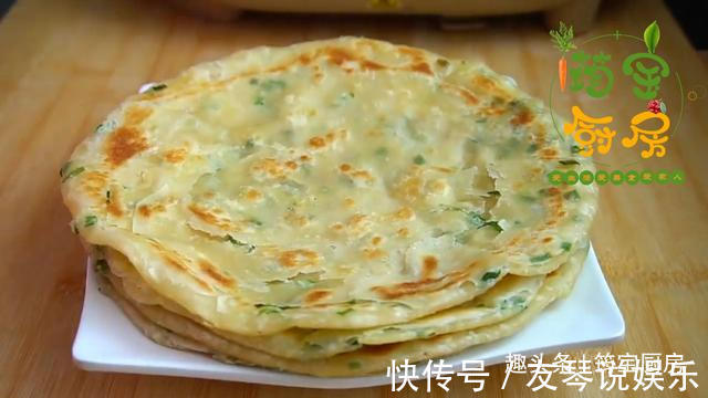 做孩子更易消化的烫面饼，柔软又筋道，筠宝一口气吃三块