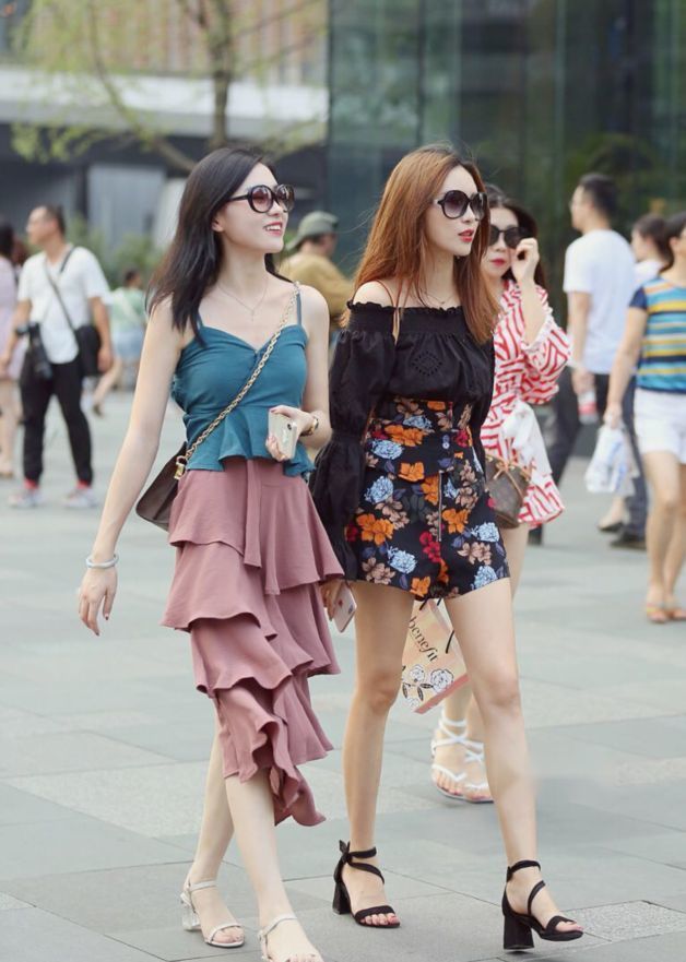 街拍:气质清雅动人的小姐姐,身穿休闲装,洒脱大气