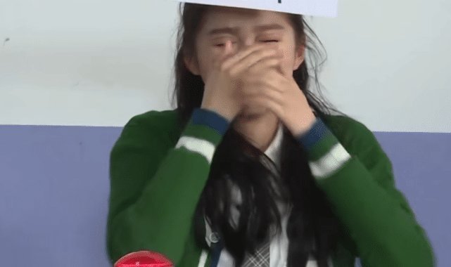 baby关晓彤同时扮学生,两人坐姿看出差距结过婚就是不一样