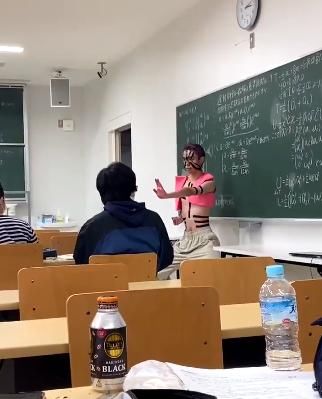 大学|日本九州大学某扮演猗窝座学生被老师叫去做题，做到一半疯狂玩梗