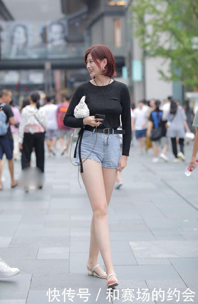 黑色紧身长袖搭配高腰牛仔短裙,时尚高挑,气质迷人