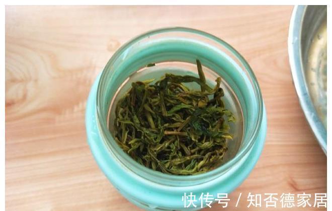 茶叶|大虾只会炒番茄？教你一个新吃法，加一把茶叶，准保味道香酥好吃