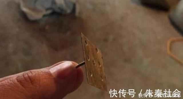 工人|刚砌完墙，老婆掏出一把“钉子”，让工人按墙上，师傅都夸她聪明